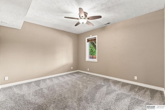 6829 Park Crest Drive, Papillion, NE 68133