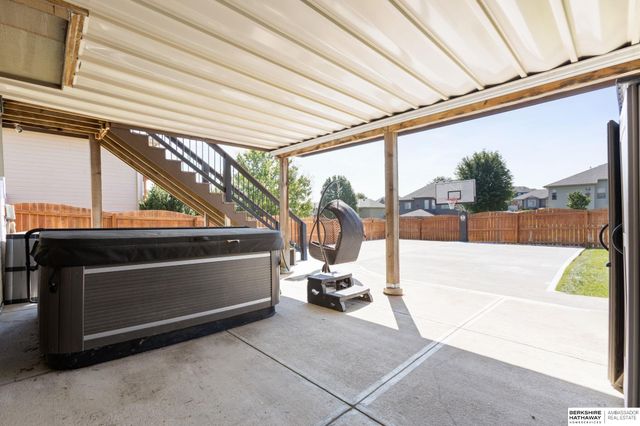 6829 Park Crest Drive, Papillion, NE 68133