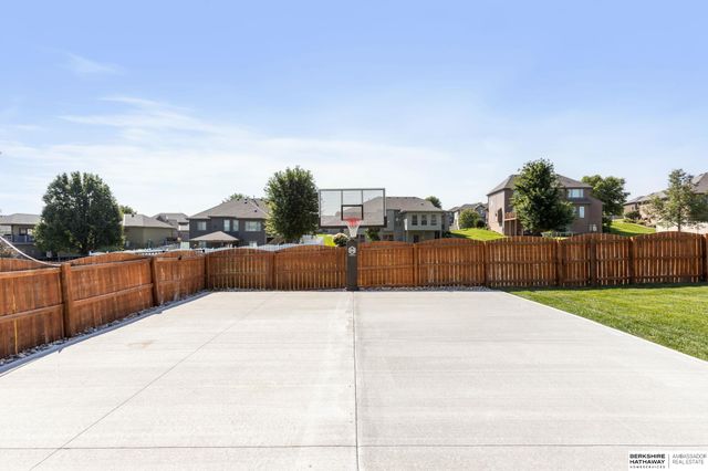 6829 Park Crest Drive, Papillion, NE 68133
