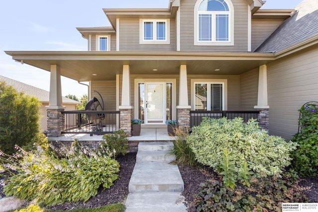 6829 Park Crest Drive, Papillion, NE 68133