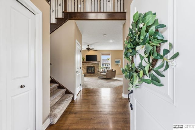 6829 Park Crest Drive, Papillion, NE 68133