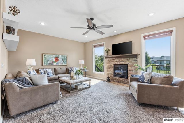 6829 Park Crest Drive, Papillion, NE 68133