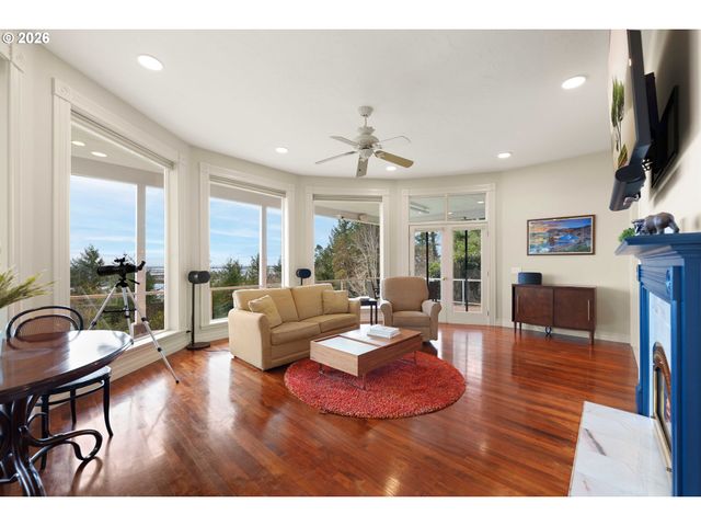 93883 MAKAI Ln, North Bend, OR 97459