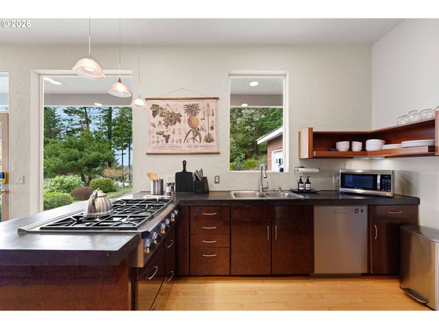 93883 MAKAI Ln, North Bend, OR 97459