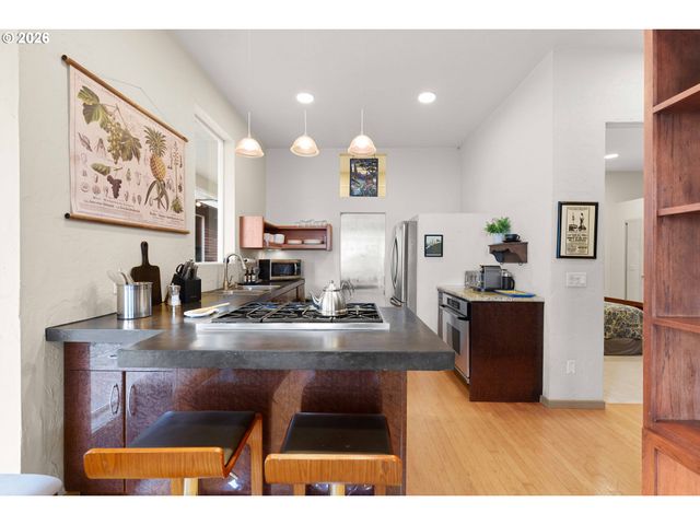 93883 MAKAI Ln, North Bend, OR 97459