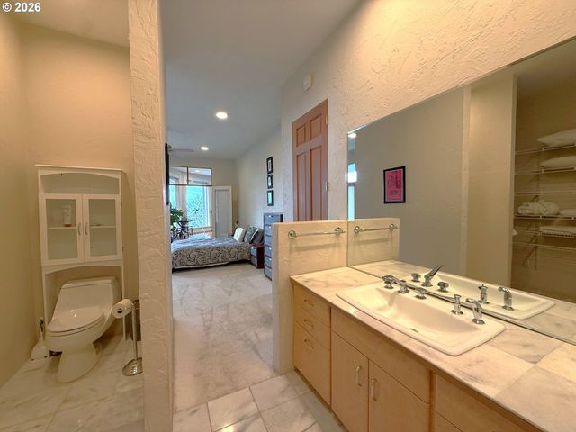 93883 MAKAI Ln, North Bend, OR 97459