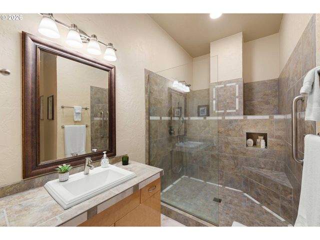 93883 MAKAI Ln, North Bend, OR 97459