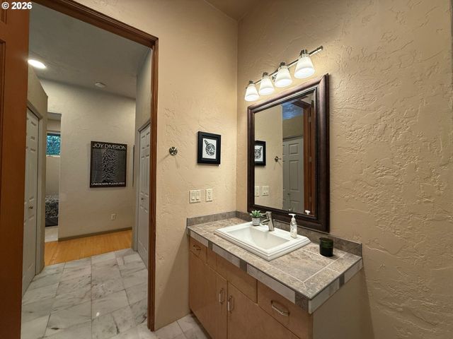 93883 MAKAI Ln, North Bend, OR 97459