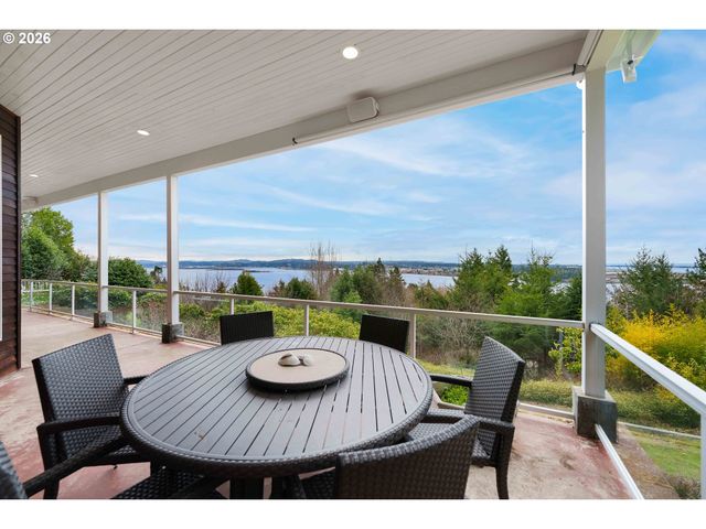 93883 MAKAI Ln, North Bend, OR 97459