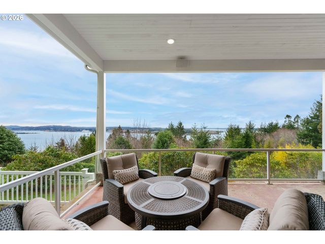 93883 MAKAI Ln, North Bend, OR 97459