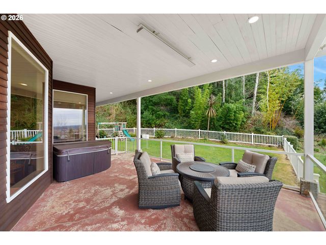 93883 MAKAI Ln, North Bend, OR 97459