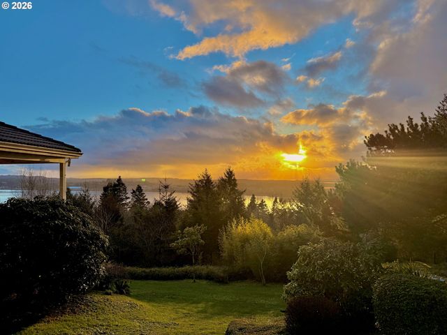 93883 MAKAI Ln, North Bend, OR 97459