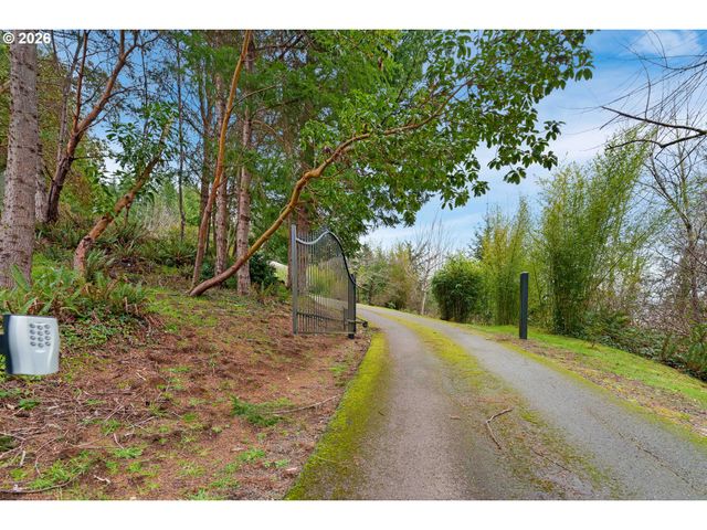 93883 MAKAI Ln, North Bend, OR 97459