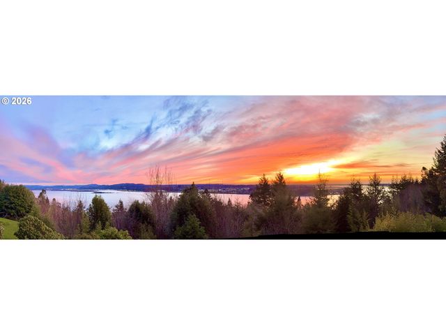 93883 MAKAI Ln, North Bend, OR 97459