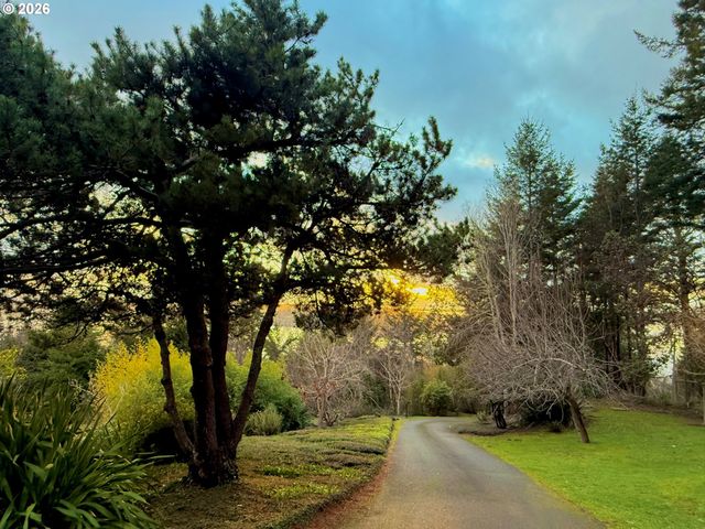 93883 MAKAI Ln, North Bend, OR 97459