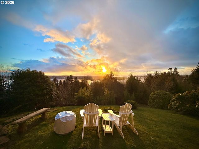 93883 MAKAI Ln, North Bend, OR 97459