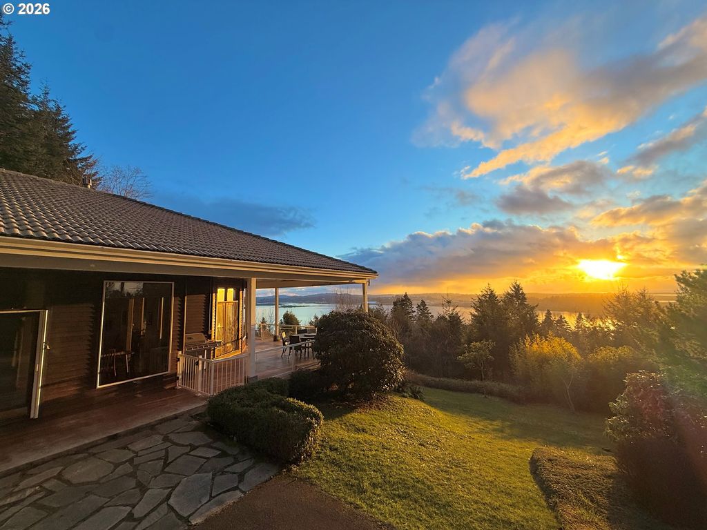 93883 MAKAI Ln, North Bend, OR 97459