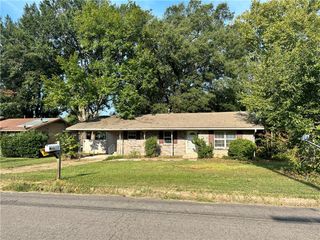 305 N Vancouver Avenue, Russellville, AR 72801