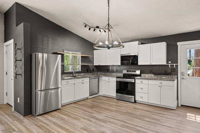 6449 Circle Dr, Nine Mile Falls, WA 99026