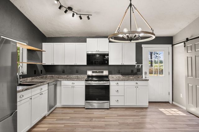 6449 Circle Dr, Nine Mile Falls, WA 99026