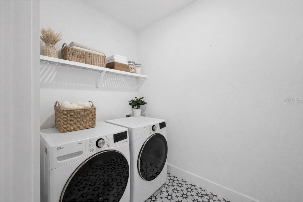 Image 24 of property listing at 18575 MIDSUMMER PLACE, Venice, FL 34293