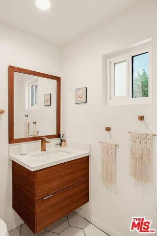 922 Lincoln Boulevard 2, Santa Monica, CA 90403