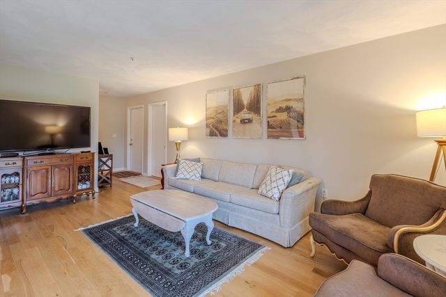 19 Rainbow Pond Dr B2, Walpole, MA 02081
