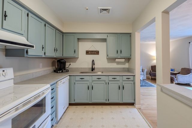 19 Rainbow Pond Dr B2, Walpole, MA 02081