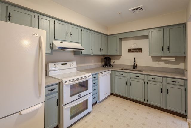 19 Rainbow Pond Dr B2, Walpole, MA 02081
