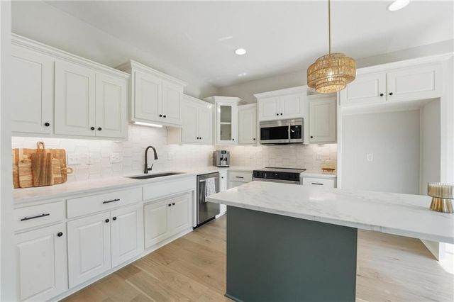 207 NW Orchard Court, Lee's Summit, MO 64063