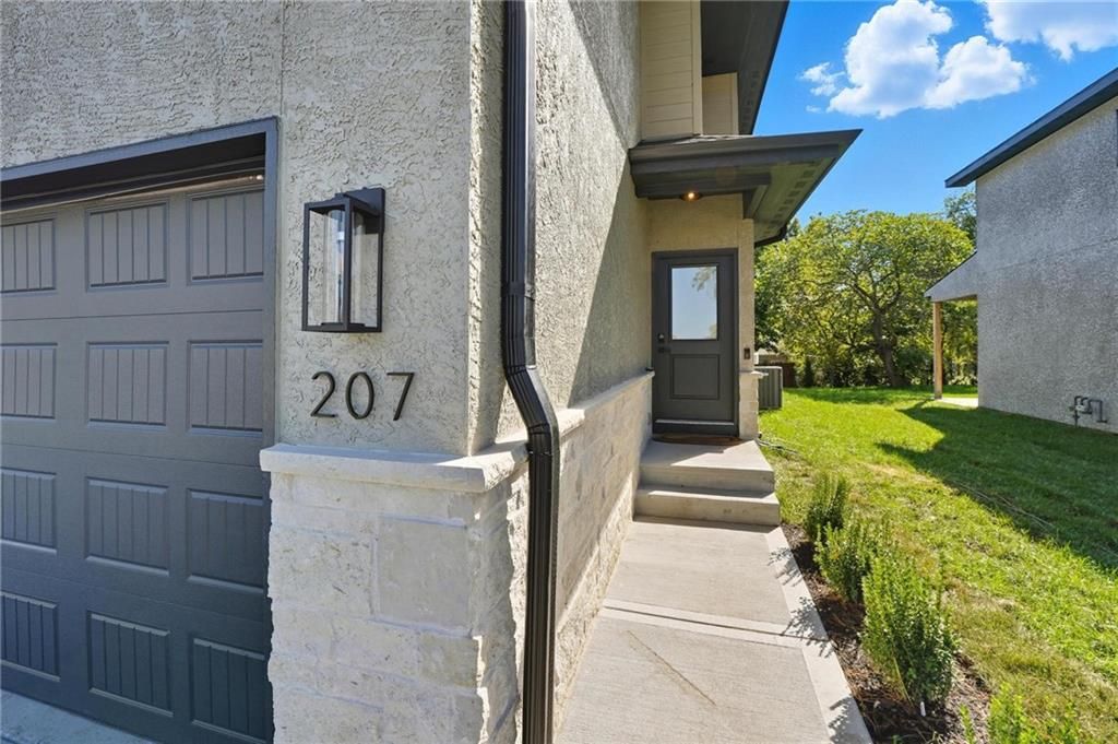 207 NW Orchard Court, Lee's Summit, MO 64063