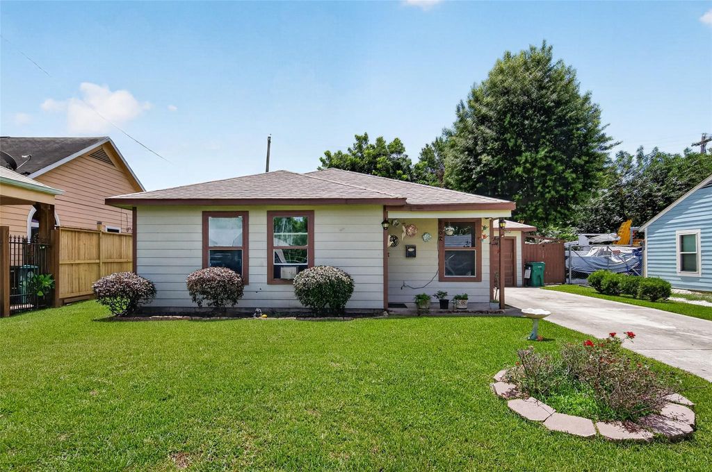 2402 Raymond Street, Pasadena, TX 77506