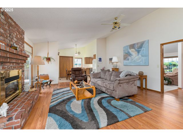 13323 Se SHANNON, Clackamas, OR 97015