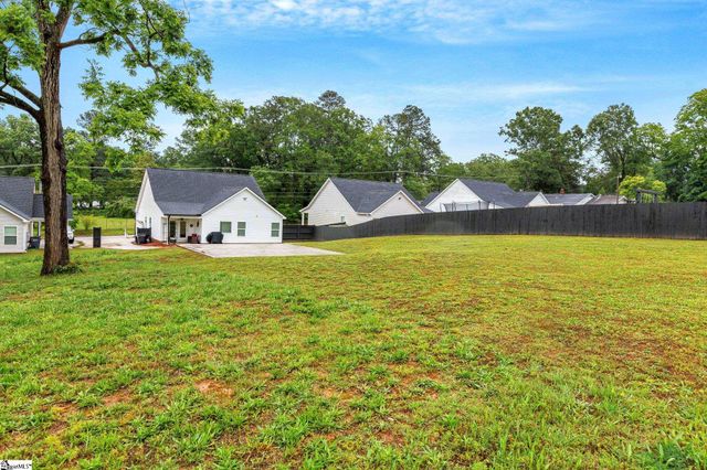 714 Chestnut Street, Laurens, SC 29630