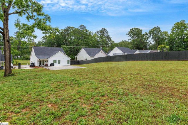 714 Chestnut Street, Laurens, SC 29630