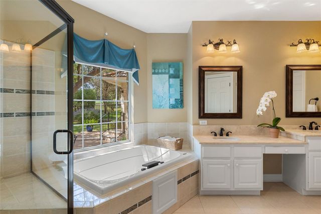 34 Tiburon DR, The Hills, TX 78738