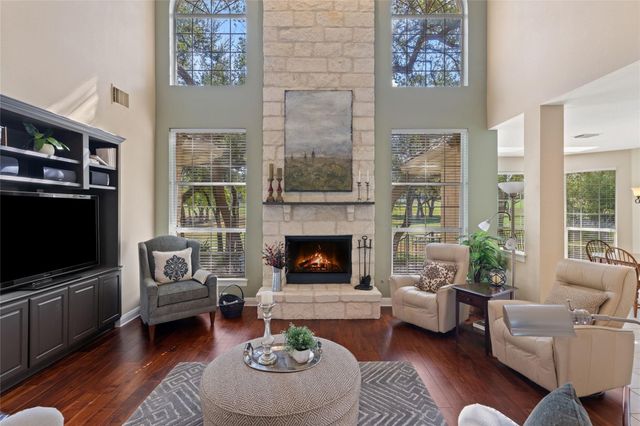 34 Tiburon DR, The Hills, TX 78738