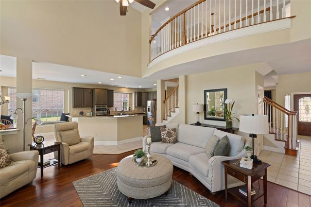 34 Tiburon DR, The Hills, TX 78738