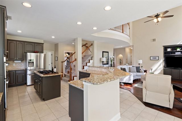34 Tiburon DR, The Hills, TX 78738