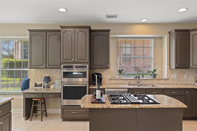 34 Tiburon DR, The Hills, TX 78738