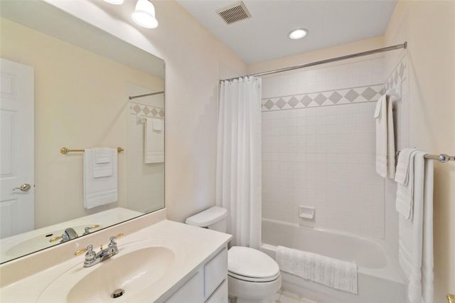 34 Tiburon DR, The Hills, TX 78738