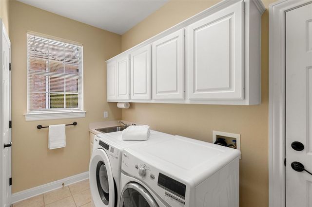 34 Tiburon DR, The Hills, TX 78738