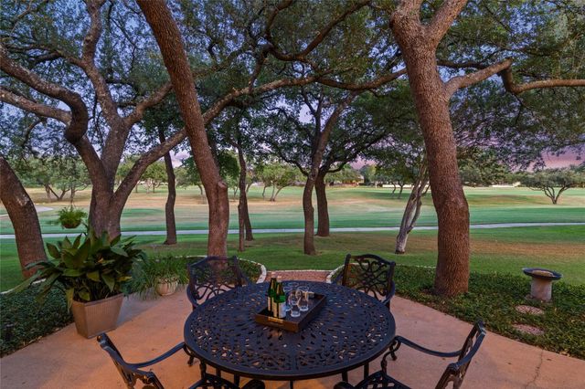 34 Tiburon DR, The Hills, TX 78738