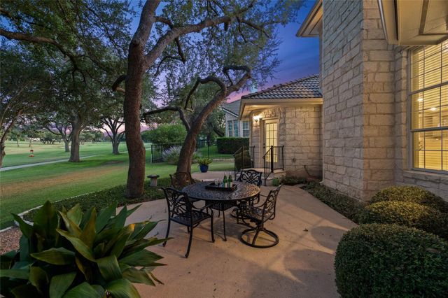 34 Tiburon DR, The Hills, TX 78738