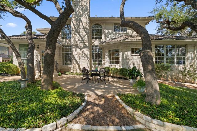 34 Tiburon DR, The Hills, TX 78738