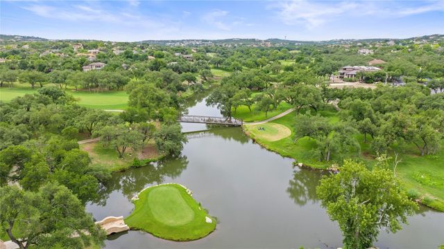 34 Tiburon DR, The Hills, TX 78738