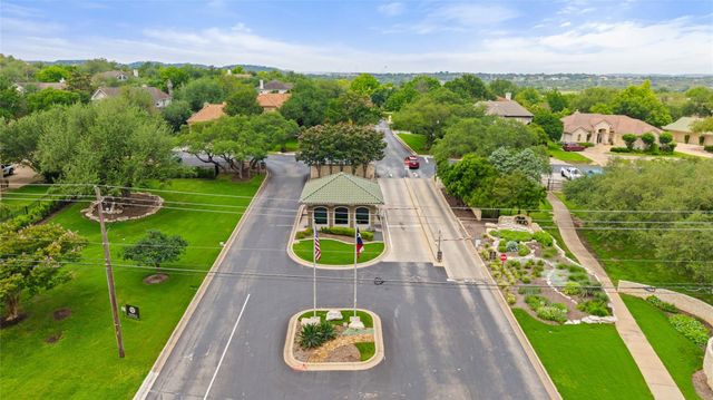 34 Tiburon DR, The Hills, TX 78738