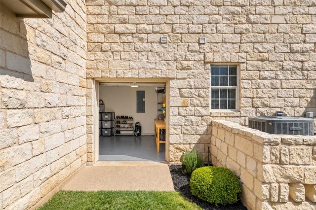34 Tiburon DR, The Hills, TX 78738