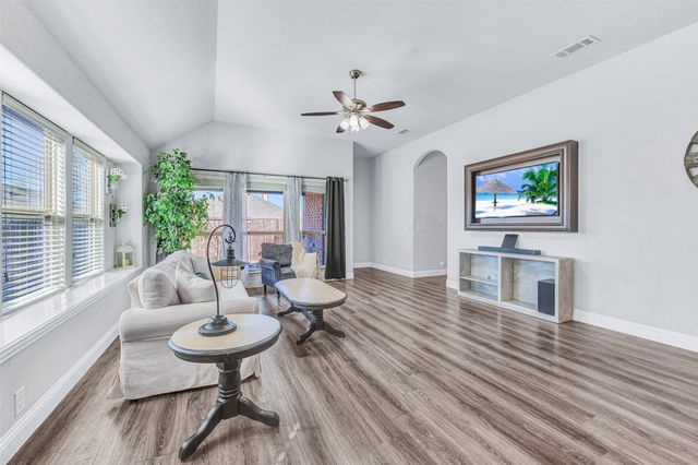 402 Shirley Drive, Alvarado, TX 76009