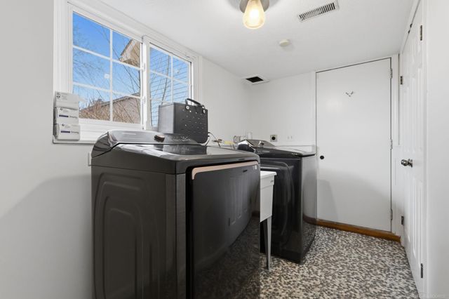 495 Lakes Edge Drive, Oxford, MI 48371